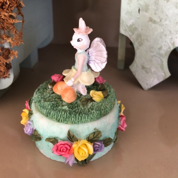 Resin dimensional bunny rabbit tooth fairy box - Picture 3 of 16